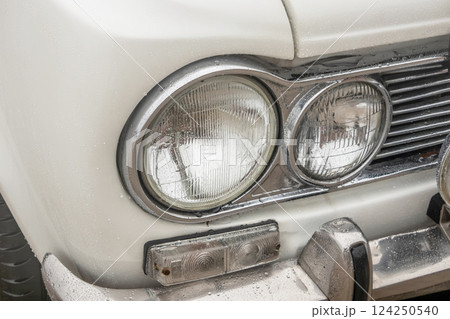 古い自動車のヘッドライト Headlight of the old car 古い自動車のヘッドライト Headlight of the old car 124250540