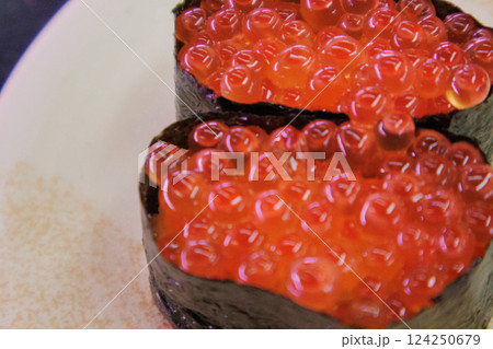 新鮮で美味しい地元のお寿司屋さんのイクラ 124250679