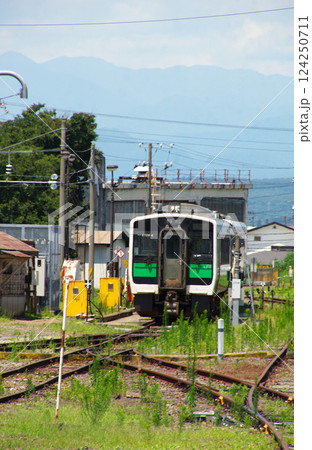 只見線の風景　キハE120系（会津若松駅付近） 124250711