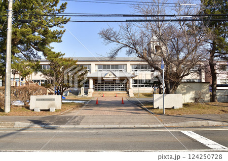 早春の北海道江差町で江差町立江差北小学校の風景を撮影 早春の北海道江差町で江差町立江差北小学校の風景を撮影 124250728