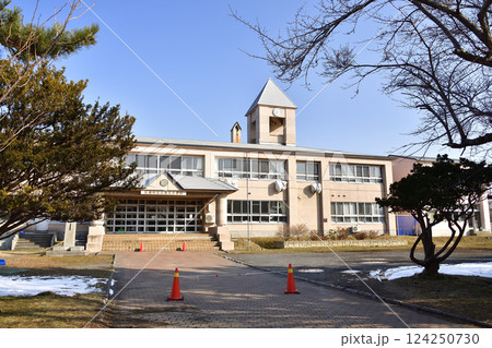 早春の北海道江差町で江差町立江差北小学校の風景を撮影 124250730