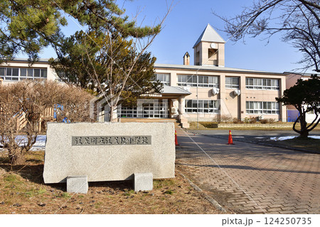 早春の北海道江差町で江差町立江差北小学校の風景を撮影 124250735
