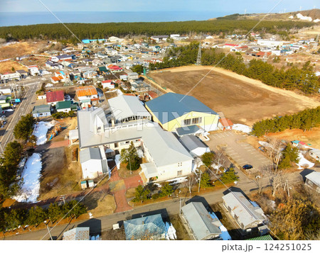 早春の北海道江差町で江差町立江差北小中学校の風景を空撮 124251025