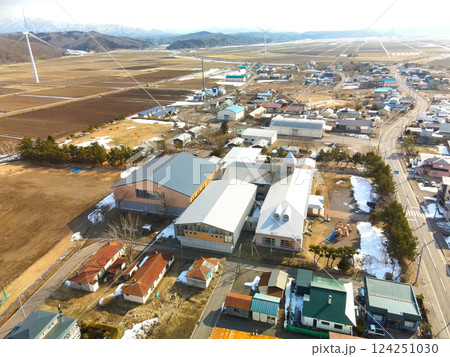早春の北海道江差町で江差町立江差北小中学校の風景を空撮 124251030
