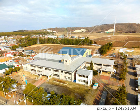 早春の北海道江差町で江差町立江差北小中学校の風景を空撮 124251034