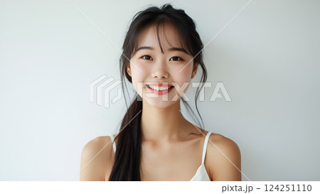 ロングヘアの女性のポートレート 124251110