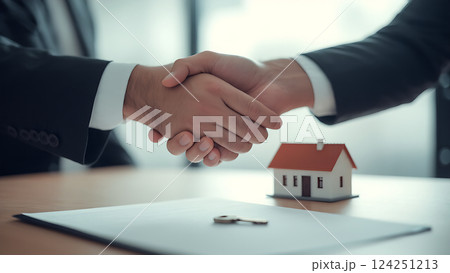 businessman shaking hands with a man 124251213