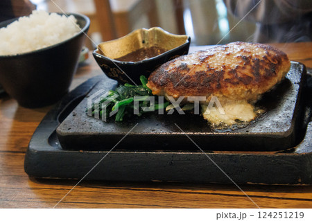 肉汁たっぷりの柔らかくて美味しいハンバーグ 肉汁たっぷりの柔らかくて美味しいハンバーグ 124251219