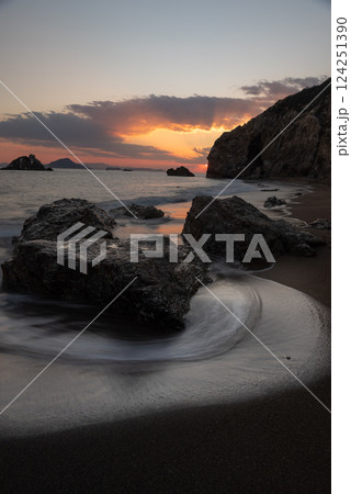 夕暮れの美しい海岸 124251390