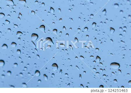 窓についた雨の水滴 124251463