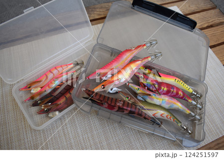 イカを狙うエギングでは色んなカラーを使い分けることで釣れるようになる 124251597