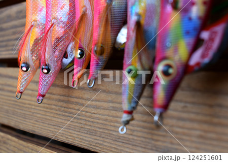 エギングのカラーは赤、桃、茶、橙など基本の色で十分アオリイカが狙えます エギングのカラーは赤、桃、茶、橙など基本の色で十分アオリイカが狙えます 124251601