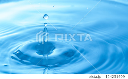 水しぶきのアクションショット 水しぶきのアクションショット 124251609