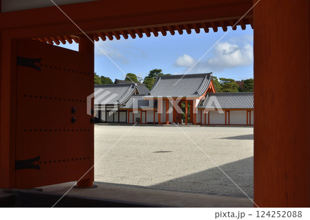 京都御所　左掖門から見る日華門(京都市上京区) 124252088