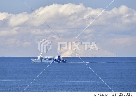 早春の北海道江差町で奥尻フェリーと雪の渡島大島の風景を撮影 124252326