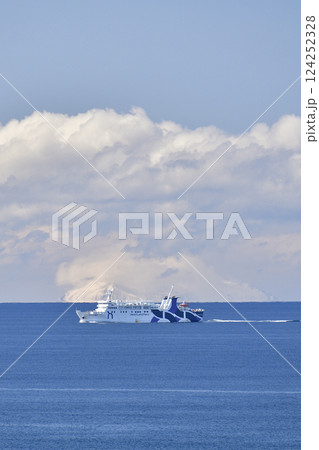 早春の北海道江差町で奥尻フェリーと雪の渡島大島の風景を撮影 124252328