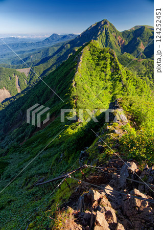 八ヶ岳連峰・権現岳から見るキレットへの縦走路と阿弥陀岳・蓼科山 124252451