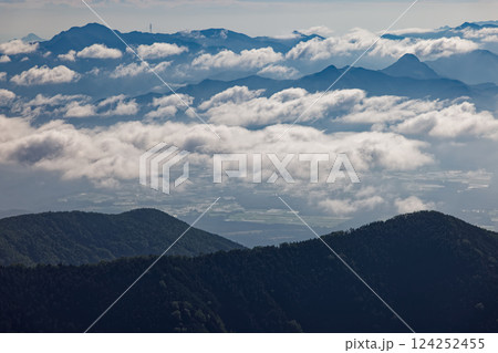 八ヶ岳連峰・権現岳稜線から見る雲海と野辺山高原・御座山 124252455