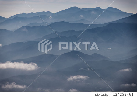 八ヶ岳連峰・権現岳稜線から見る奥秩父・甲武信岳 124252461