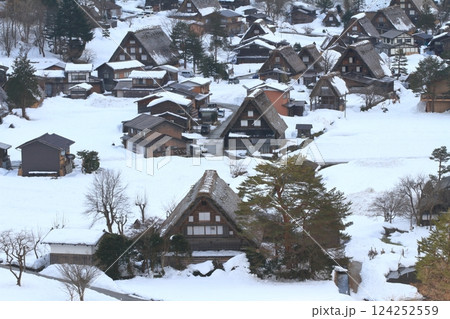 荻町城跡展望台からの合掌造りの家が建ち並ぶ白川郷の風景 荻町城跡展望台からの合掌造りの家が建ち並ぶ白川郷の風景 124252559