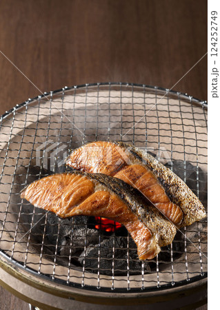 七輪の炭火焼きで焼く美味しい鮭 七輪の炭火焼きで焼く美味しい鮭 124252749