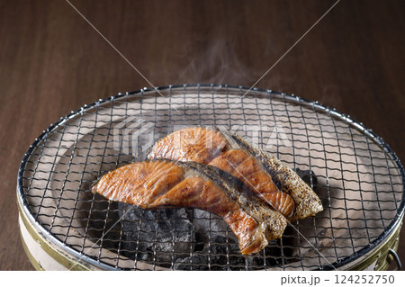 七輪の炭火焼きで焼く美味しい鮭 124252750