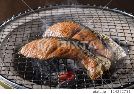 七輪の炭火焼きで焼く美味しい鮭 124252751