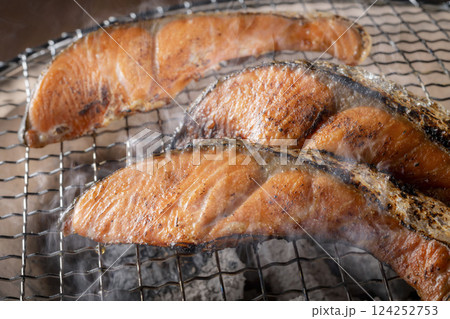 七輪の炭火焼きで焼く美味しい鮭 124252753