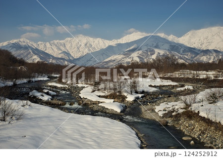 松川大橋から望む冬の北アルプスの絶景 124252912