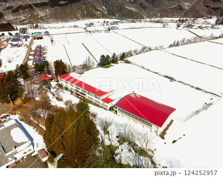 早春の北海道厚沢部町で閉校の鶉中学校の風景を空撮 早春の北海道厚沢部町で閉校の鶉中学校の風景を空撮 124252957