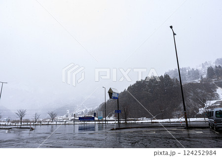 降りしきる雪と美しい雪景色 124252984