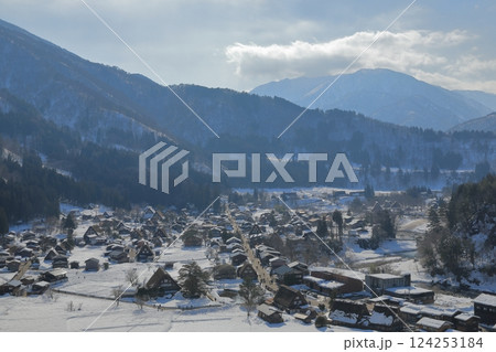 高台から眺めた雪景色の白川郷荻町合掌造り集落の風景 高台から眺めた雪景色の白川郷荻町合掌造り集落の風景 124253184