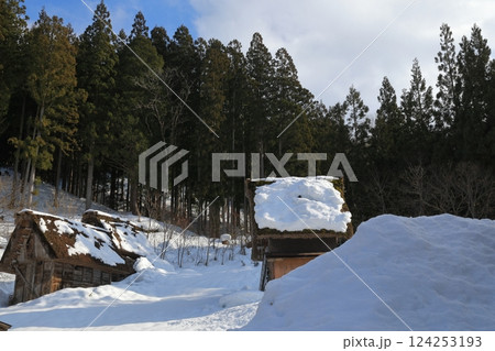 雪に覆われた白川郷合掌の里の冬景色 雪に覆われた白川郷合掌の里の冬景色 124253193