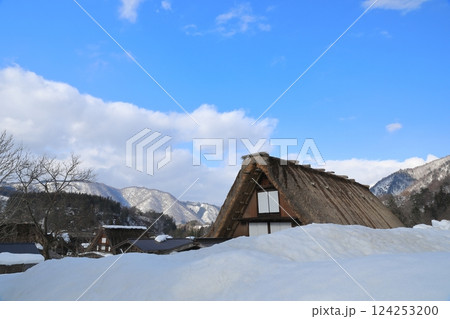 雪原の中に合掌造りの家が建つ白川郷荻町合掌造り集落 雪原の中に合掌造りの家が建つ白川郷荻町合掌造り集落 124253200