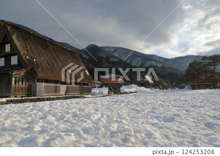 日本の原風景を感じさせる白川郷荻町合掌造り集落 日本の原風景を感じさせる白川郷荻町合掌造り集落 124253208