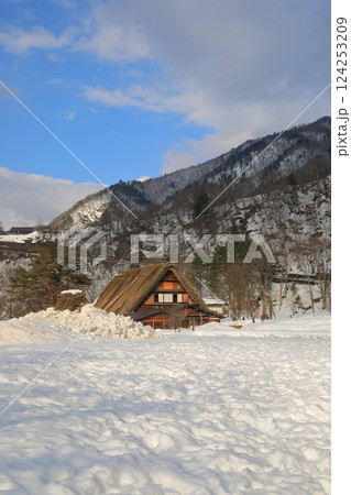 雪原の中に合掌造りの家が建つ白川郷荻町合掌造り集落の絶景 雪原の中に合掌造りの家が建つ白川郷荻町合掌造り集落の絶景 124253209