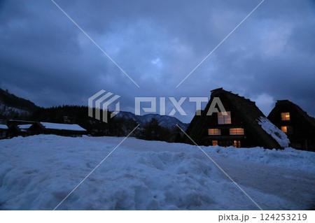 世界遺産白川郷荻町合掌造り集落の美しい夕景 世界遺産白川郷荻町合掌造り集落の美しい夕景 124253219