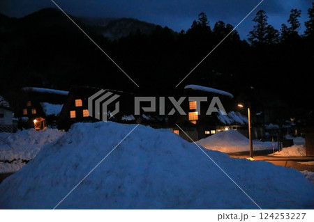 合掌造りの家に灯りが燈る白川郷荻町合掌造り集落の夜景 合掌造りの家に灯りが燈る白川郷荻町合掌造り集落の夜景 124253227