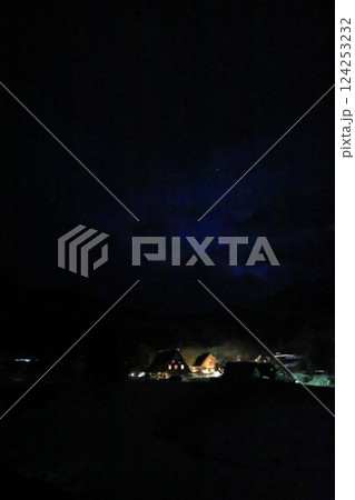 夜空に星が輝く白川郷荻町合掌造り集落の夜景 夜空に星が輝く白川郷荻町合掌造り集落の夜景 124253232