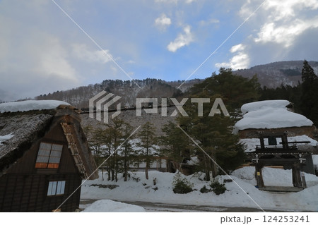 雪に覆われた白川郷荻町合掌造り集落の鐘撞堂の眺め 124253241