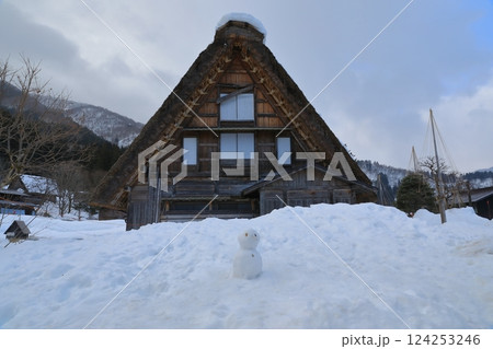 白川郷合掌の里の合掌造りの家の前の雪ダルマ 124253246