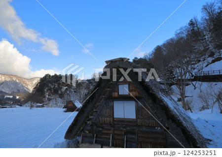 雪原に合掌造りの家が佇む白川郷荻町合掌造り集落の景色 雪原に合掌造りの家が佇む白川郷荻町合掌造り集落の景色 124253251