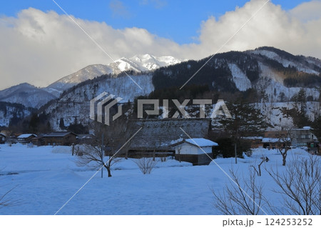 美しい雪山を背景にした白川郷荻町合掌造り集落の風景 美しい雪山を背景にした白川郷荻町合掌造り集落の風景 124253252