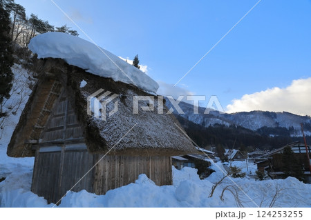 白川郷の屋根に雪を載せた可愛らしい合掌造りの小屋の眺め 124253255