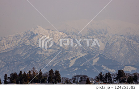 富山市内から一望できる美しい立山連峰 124253382