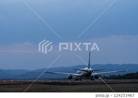 夕暮れの仙台空港 離陸中の飛行機 宮城県名取市 夕暮れの仙台空港 離陸中の飛行機 宮城県名取市 124253467