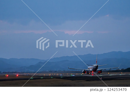 夕暮れの仙台空港 離陸中の飛行機 宮城県名取市 夕暮れの仙台空港 離陸中の飛行機 宮城県名取市 124253470