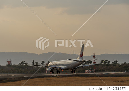 夕暮れの仙台空港 離陸中の飛行機 宮城県名取市 夕暮れの仙台空港 離陸中の飛行機 宮城県名取市 124253475