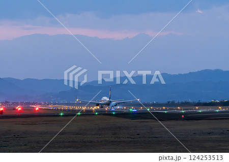 夕暮れの仙台空港 着陸中の飛行機 宮城県名取市 夕暮れの仙台空港 着陸中の飛行機 宮城県名取市 124253513