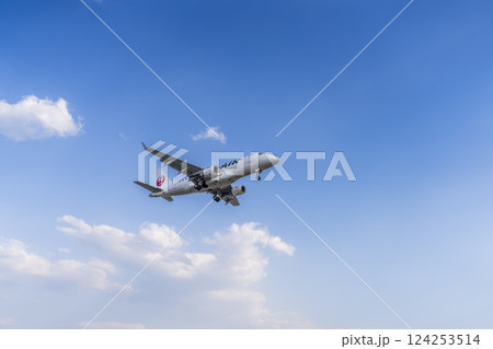 夕暮れの仙台空港　着陸中の飛行機　宮城県名取市 124253514